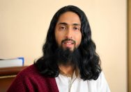 Penampilan itu membuat banyak warganet menilai wajahnya sekilas menyerupai sosok Nabi Isa Alaihisalam atau Isa Al Masih (Yesus Kristus) sebagaimana yang sering digambarkan dalam berbagai karya seni populer.