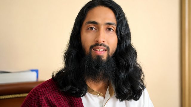 Penampilan itu membuat banyak warganet menilai wajahnya sekilas menyerupai sosok Nabi Isa Alaihisalam atau Isa Al Masih (Yesus Kristus) sebagaimana yang sering digambarkan dalam berbagai karya seni populer.